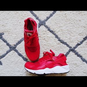 Nike red and white Huaraches LIKE NEW